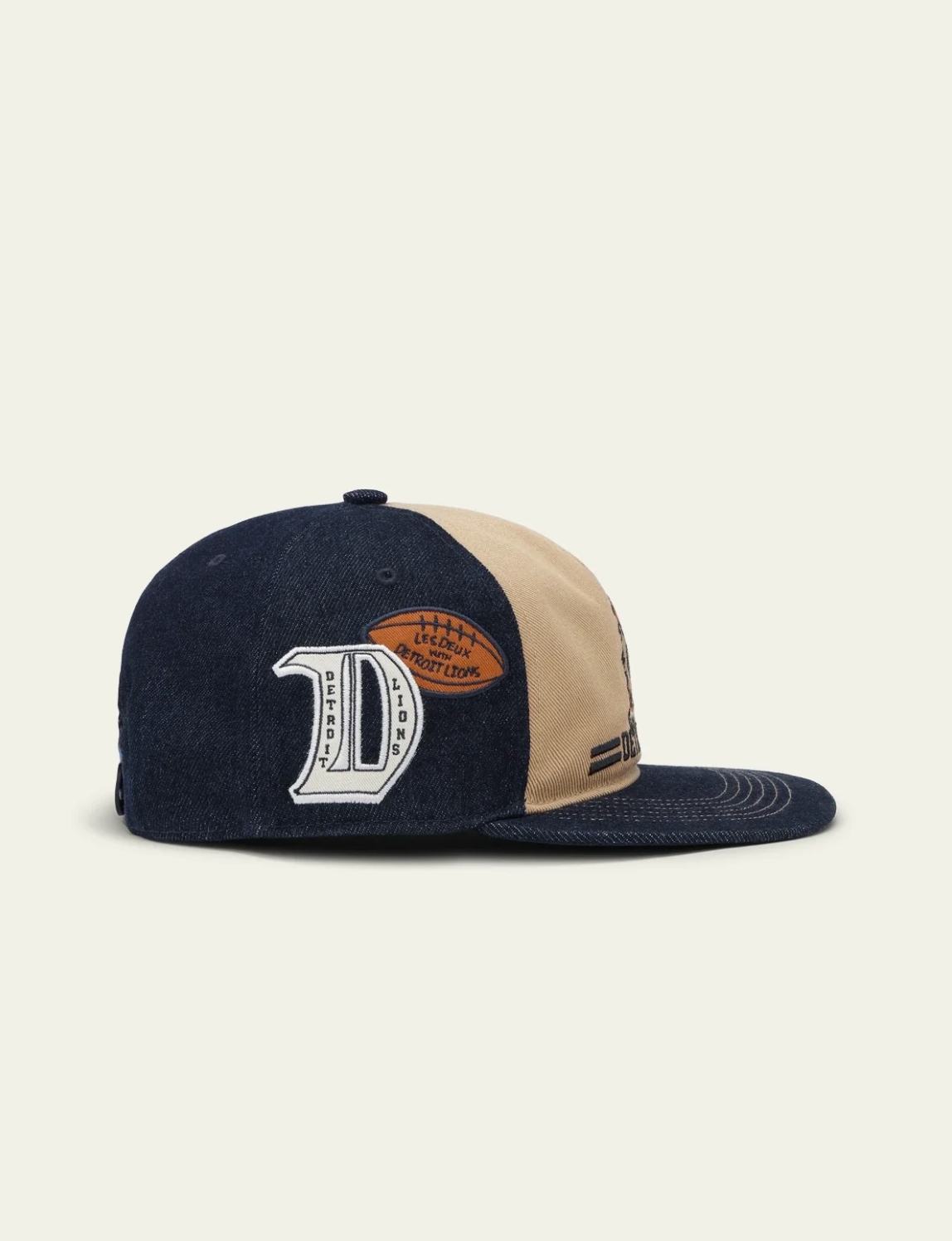 LES DEUX LD X NFL cap i mørk navyblå denim med paneldesign og sidehit-emblem