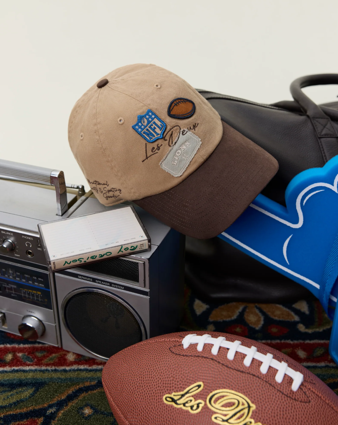 LES DEUX LD X NFL Suede Contrast Visor kasket i sand med kontrastfarvet skygge