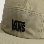 VANS stretch logo cap i blød sage farve med VANS logo foran, afslappet og stilfuld til hverdagsbrug.