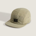 VANS Stretch Logo camper cap i blød sagefarve med logo på forsiden, lavet af komfortabelt stof.