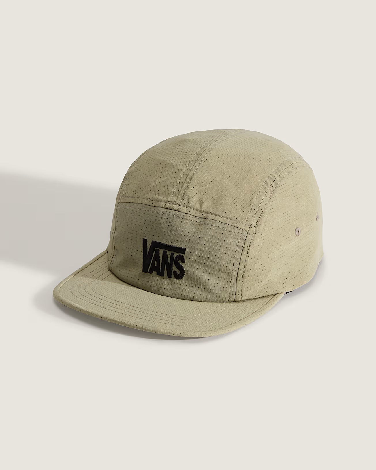 VANS Stretch Logo camper cap i blød sagefarve med logo på forsiden, lavet af komfortabelt stof.