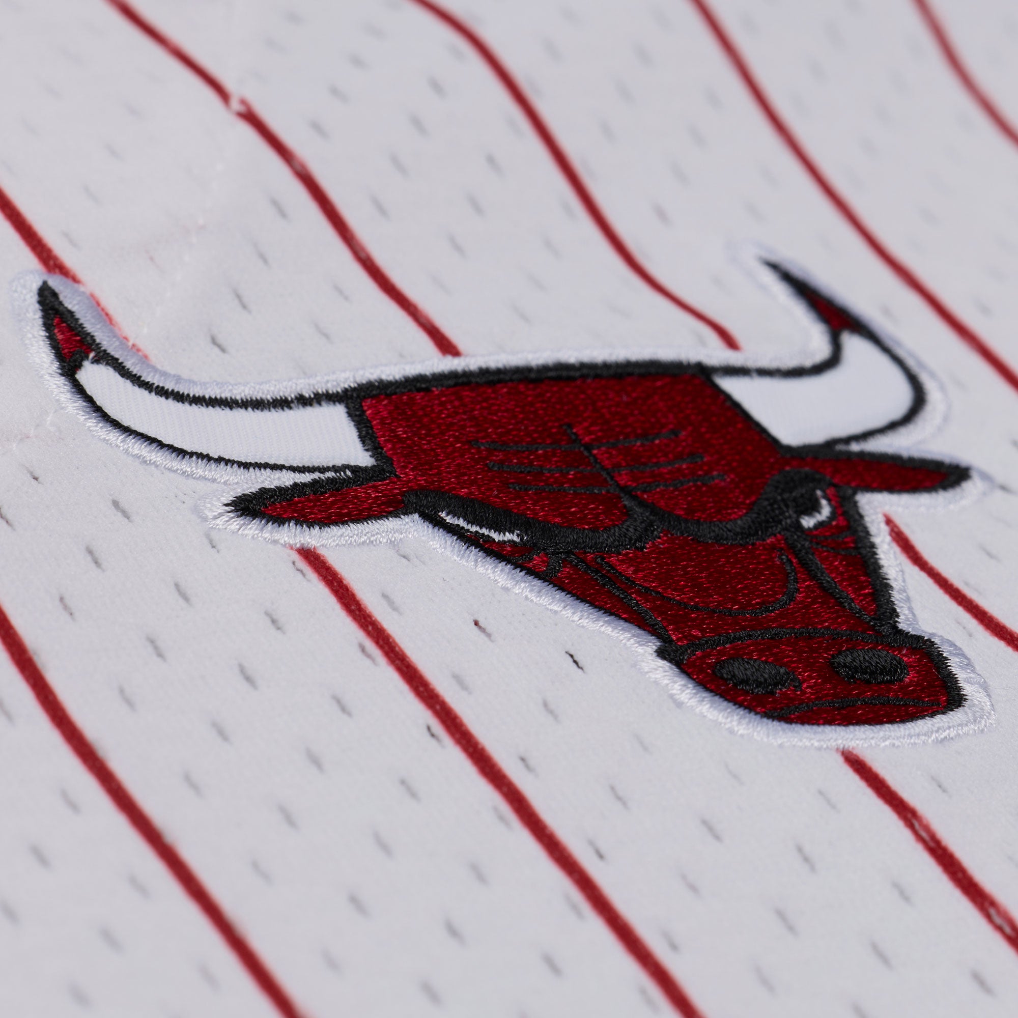Mitchell & Ness Chicago Bulls stripeet mesh T-shirt med knap foran i hvid, sportstøj til basketballfans