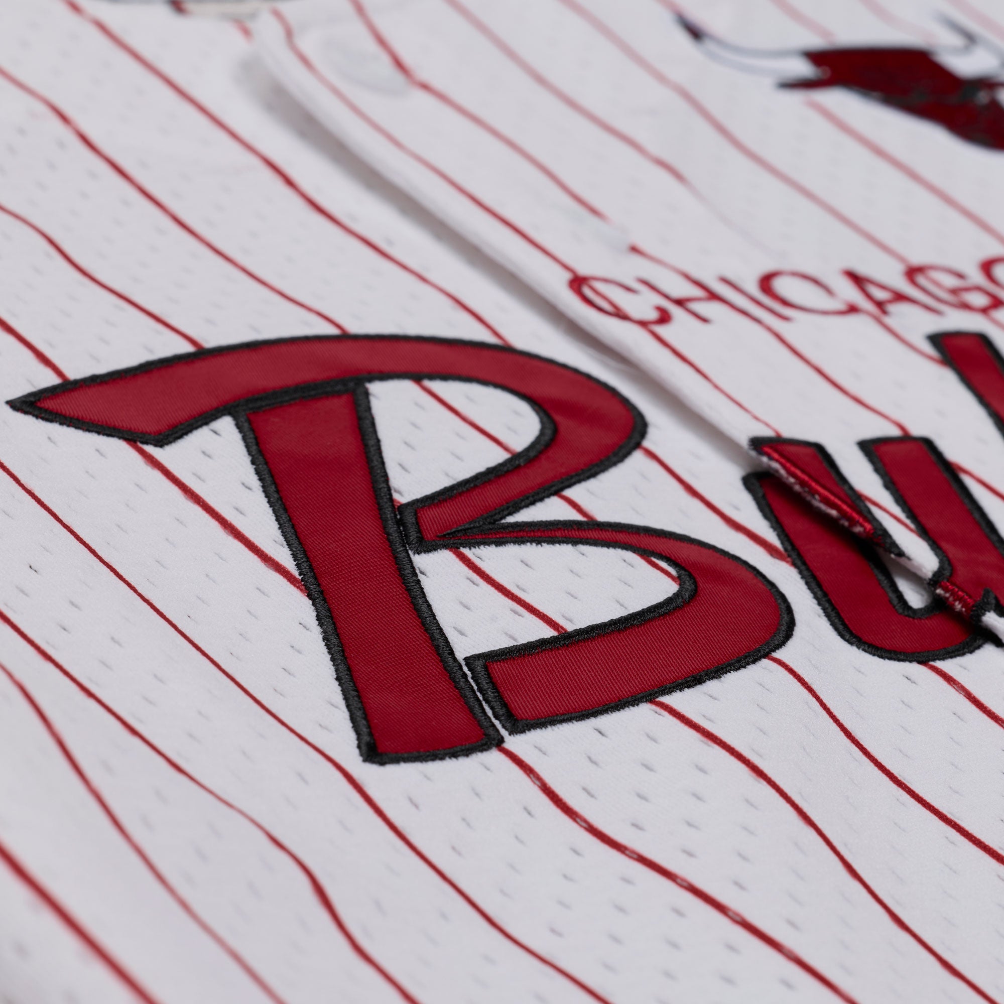Mitchell & Ness Chicago Bulls stribet mesh t-shirt med knapfront i hvid, sportstøj, hovedtræner stil