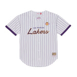 Hvid Mitchell & Ness Los Angeles Lakers HEAD COACH striped mesh t-shirt med knapfront og logo detaljer.