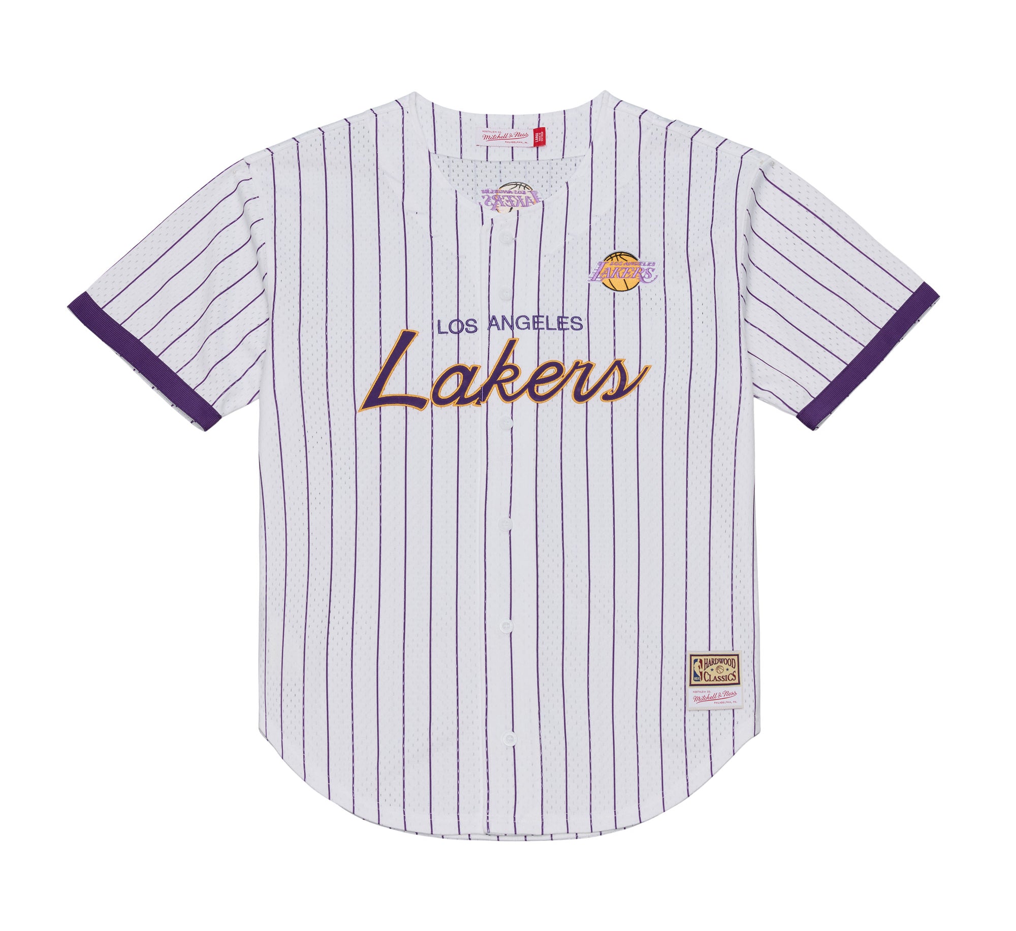 Hvid Mitchell & Ness Los Angeles Lakers HEAD COACH striped mesh t-shirt med knapfront og logo detaljer.