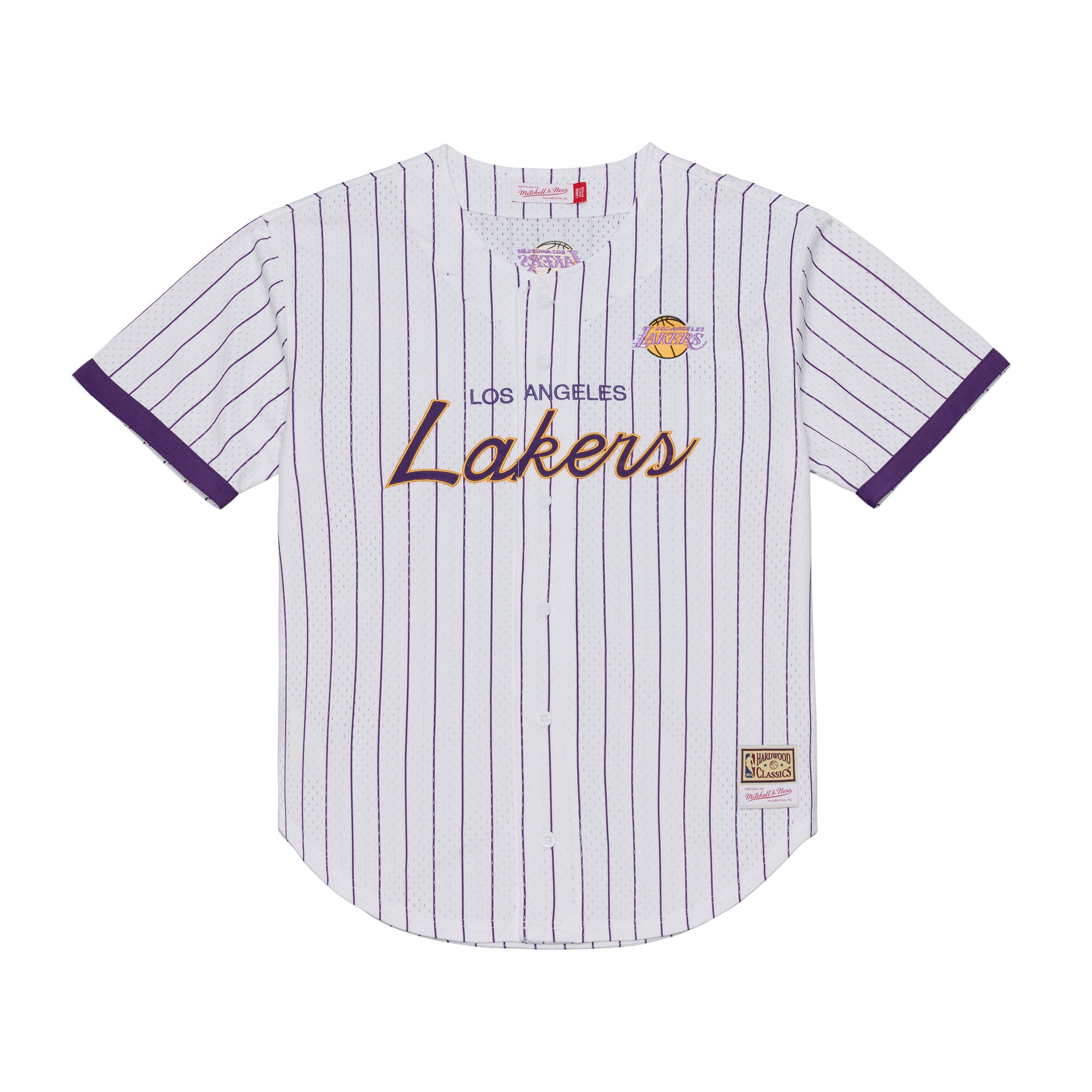 Hvid Mitchell & Ness Los Angeles Lakers HEAD COACH striped mesh t-shirt med knapfront og logo detaljer.