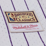 Mitchell & Ness Los Angeles Lakers Hovedtræner hvid striped mesh t-shirt med knapfront.