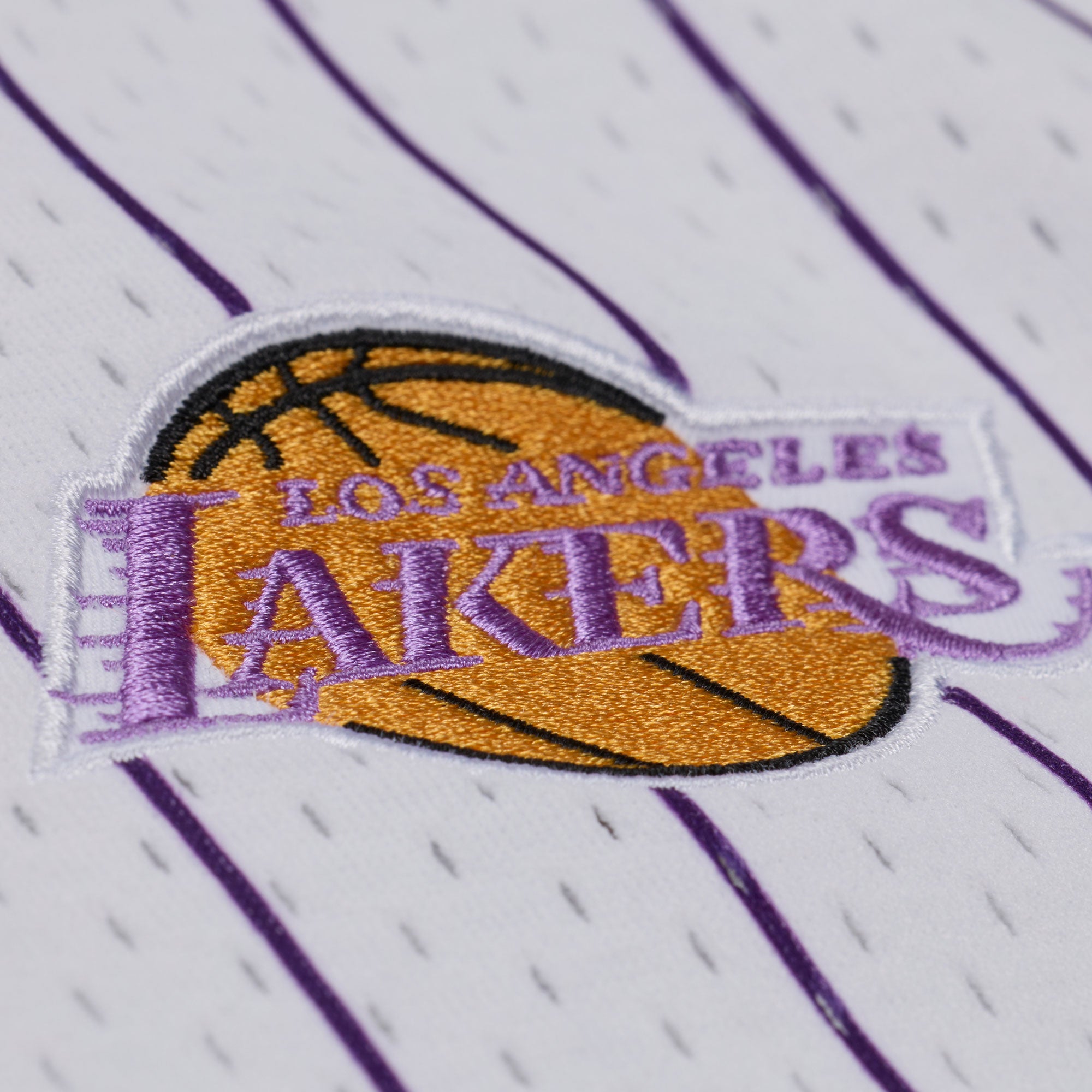 Mitchell & Ness Los Angeles Lakers striped mesh button-front T-shirt i hvid, sportsstil med logo og komfortabel pasform
