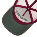 Stetson Great Plains trucker cap i khaki, brun og rød med mesh-ryg og justerbart spænde, afslappet udendørstil.