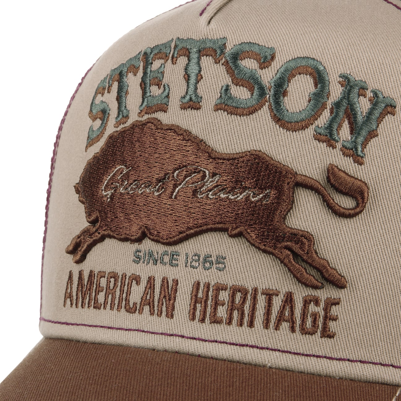 Stetson Great Plains trucker cap i khaki, brun og rød, vises med netbag og justerbart strop foran.
