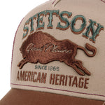 Stetson Great Plains trucker cap i khaki, brun og rød, vises med netbag og justerbart strop foran.