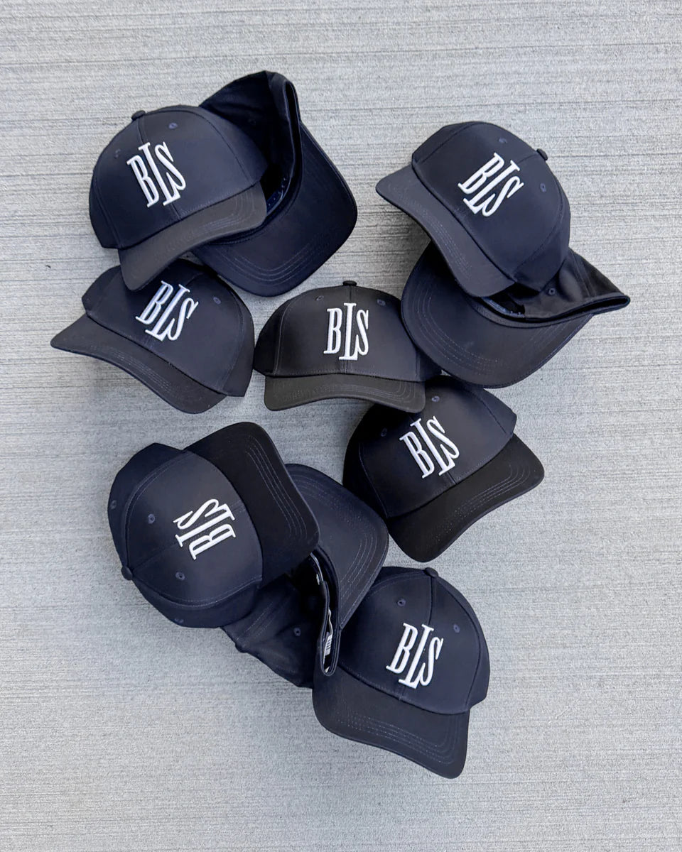 BLS klassisk baseballkasket i mørk navy med hvide detaljer, blødt stof og justerbart bånd foran.