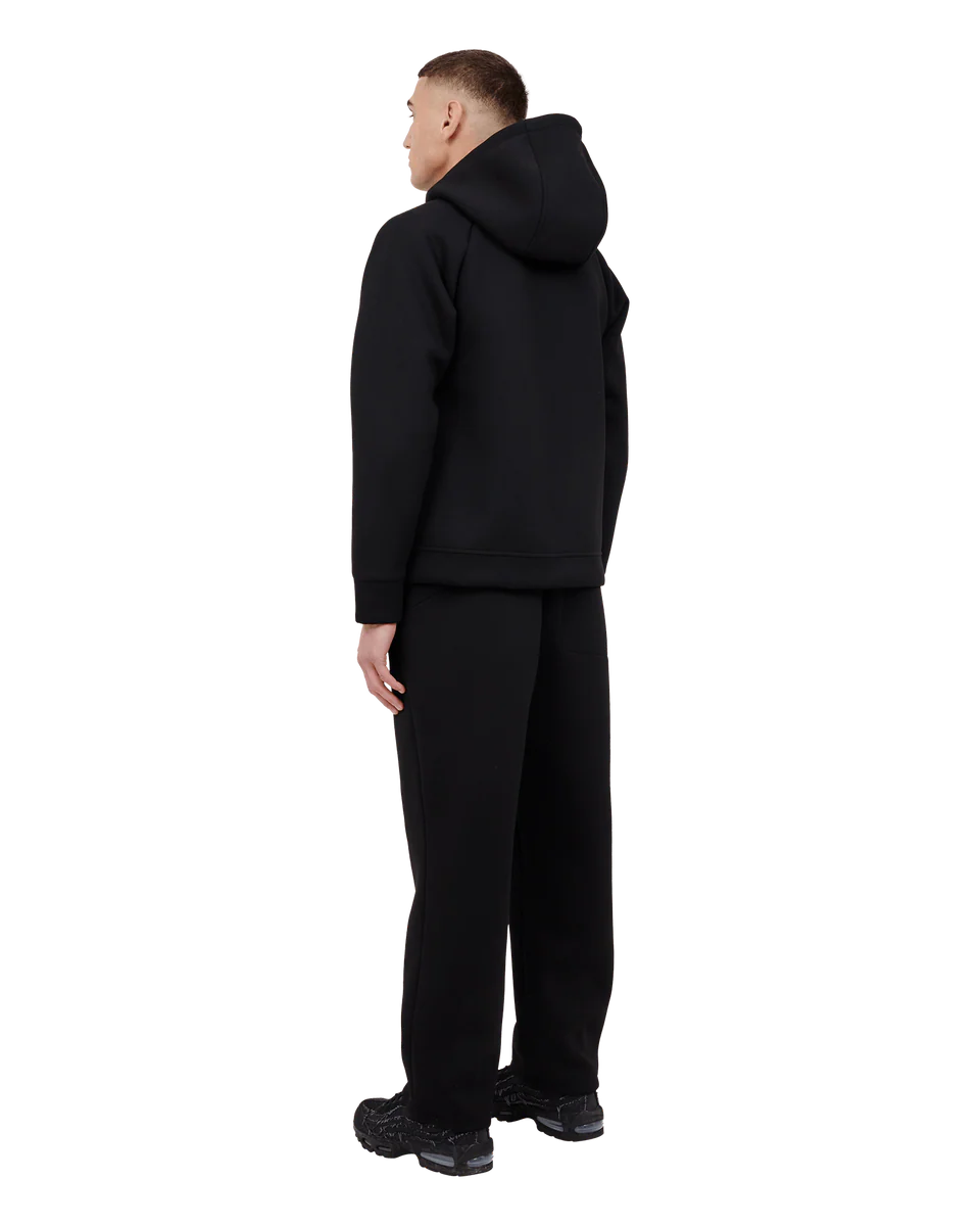 Sort hoodie fra BLS med lynlås, blødt stof og hætte, vist på model.