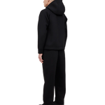 Sort hoodie fra BLS med lynlås, blødt stof og hætte, vist på model.