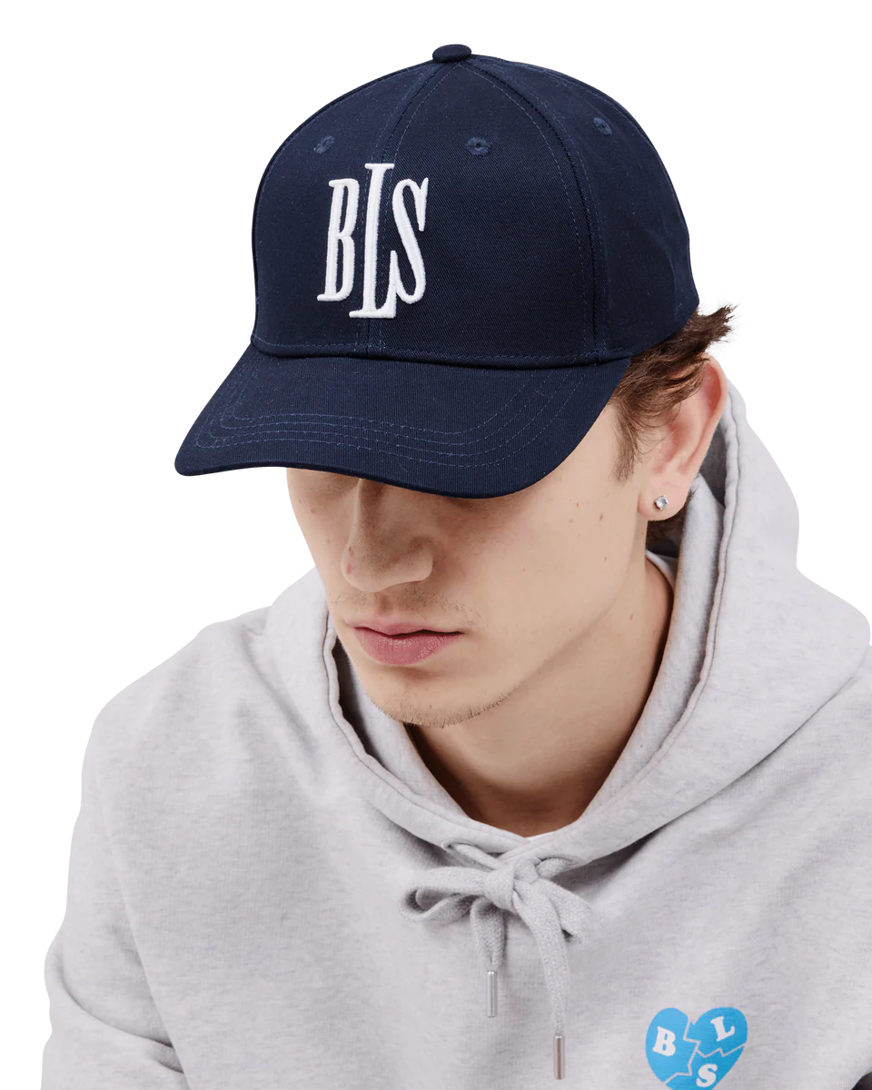 BLS klassisk baseballkasket i mørk navy og hvid, blød cap med justerbar rem og synligt BLS-logo foran.