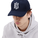 BLS klassisk baseballkasket i mørk navy og hvid, blød cap med justerbar rem og synligt BLS-logo foran.