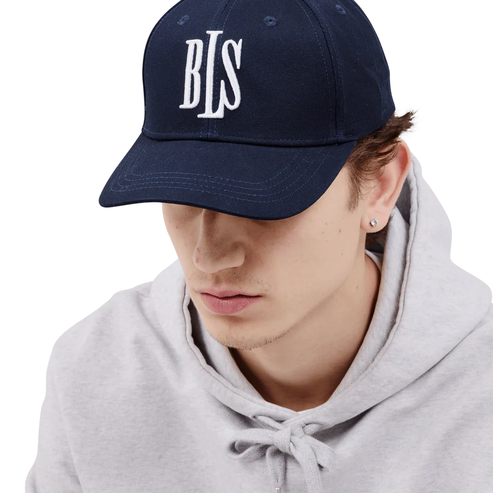 BLS klassisk baseballkasket i mørk navy og hvid, blød cap med justerbar rem og synligt BLS-logo foran.
