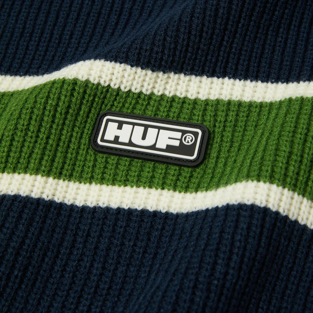 HUF Winnfield crewneck striktrøje i marineblå med klassisk rund halsregt.