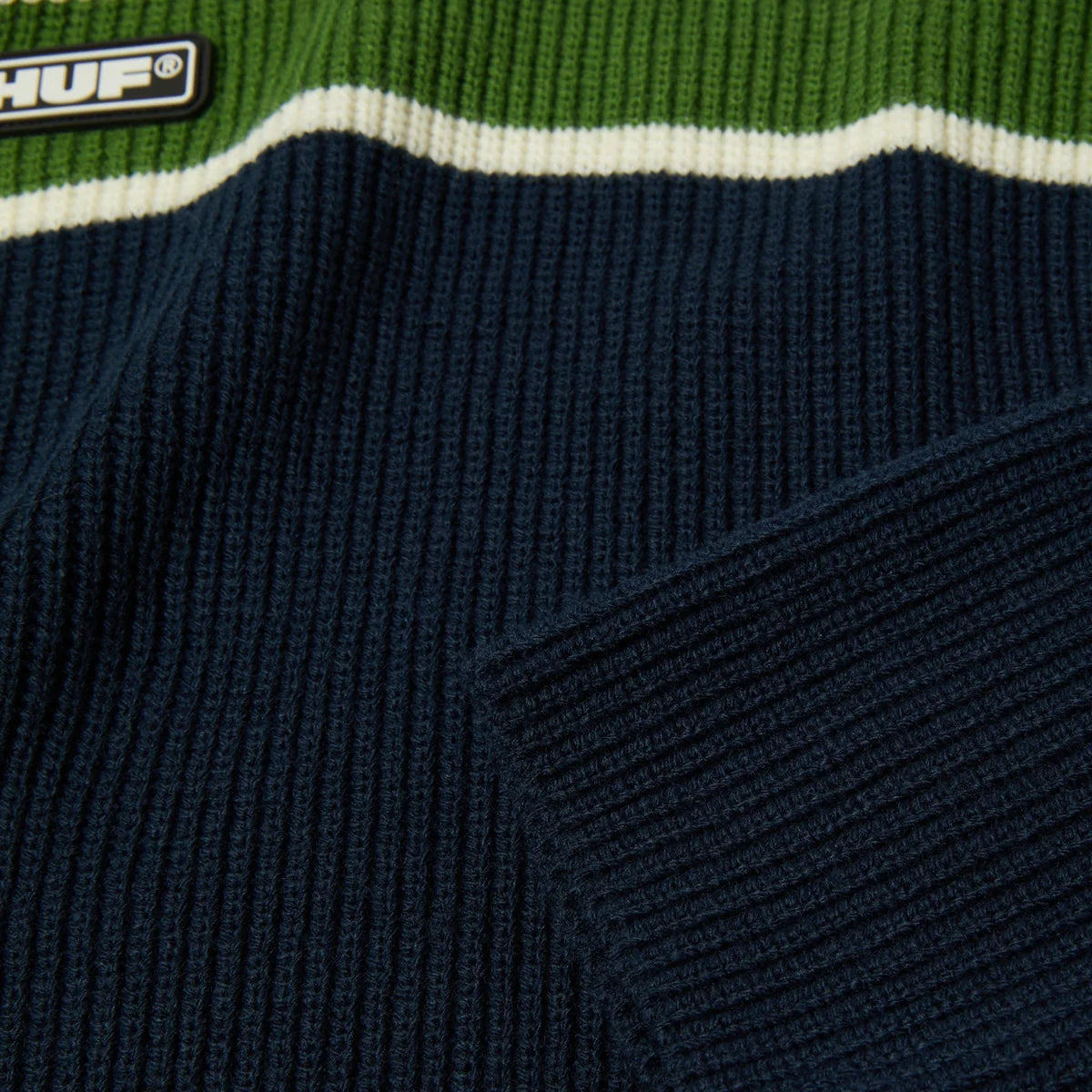 HUF Winnfield crewneck striktrøje i marineblå med klassisk rund hals og ribkanter