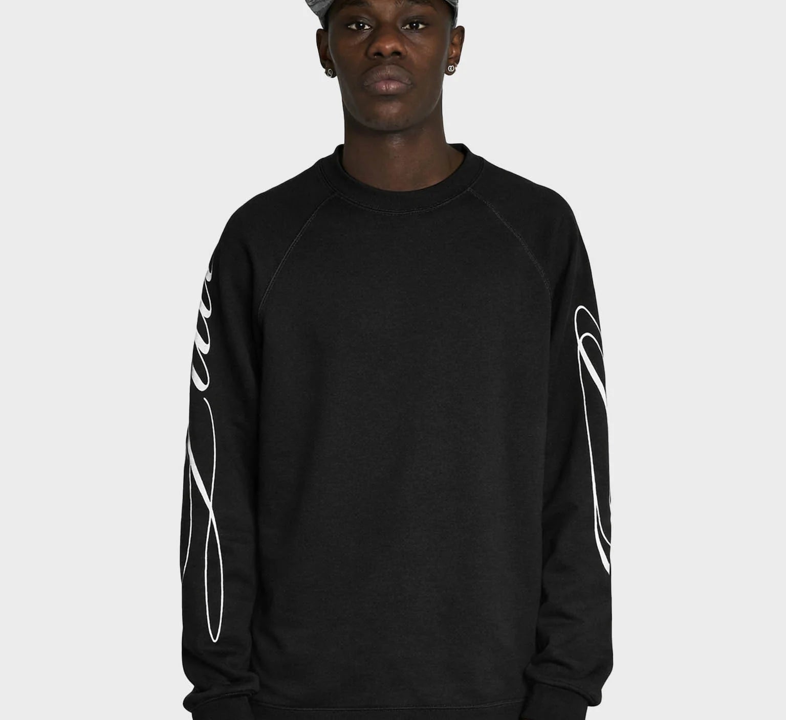 Sort Lau Lau T-shirt med "Loop Waffle LS Tee" print, blød bomuldsstof og afslappet pasform, set fra front.