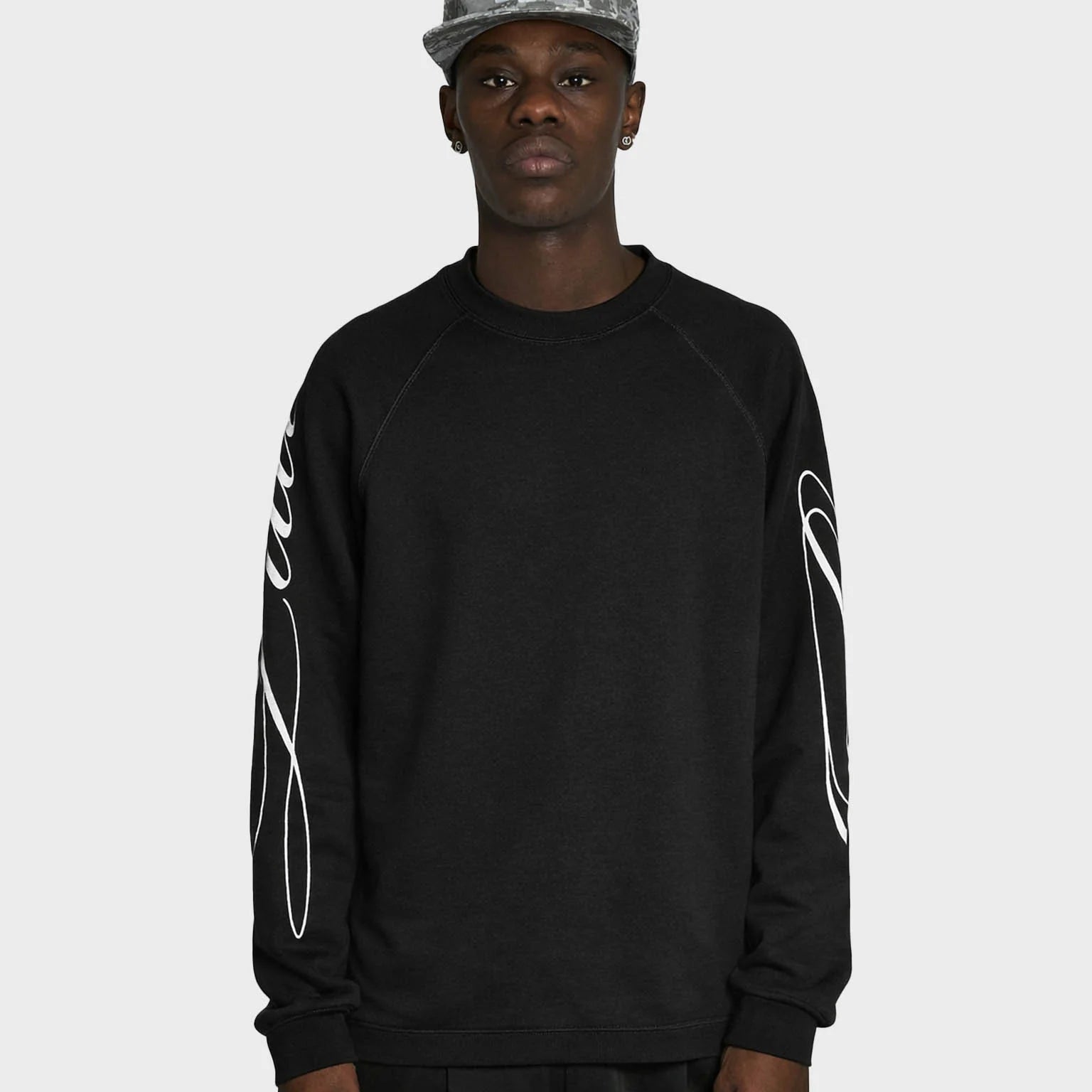 Sort Lau Lau T-shirt med "Loop Waffle LS Tee" print, blød bomuldsstof og afslappet pasform, set fra front.