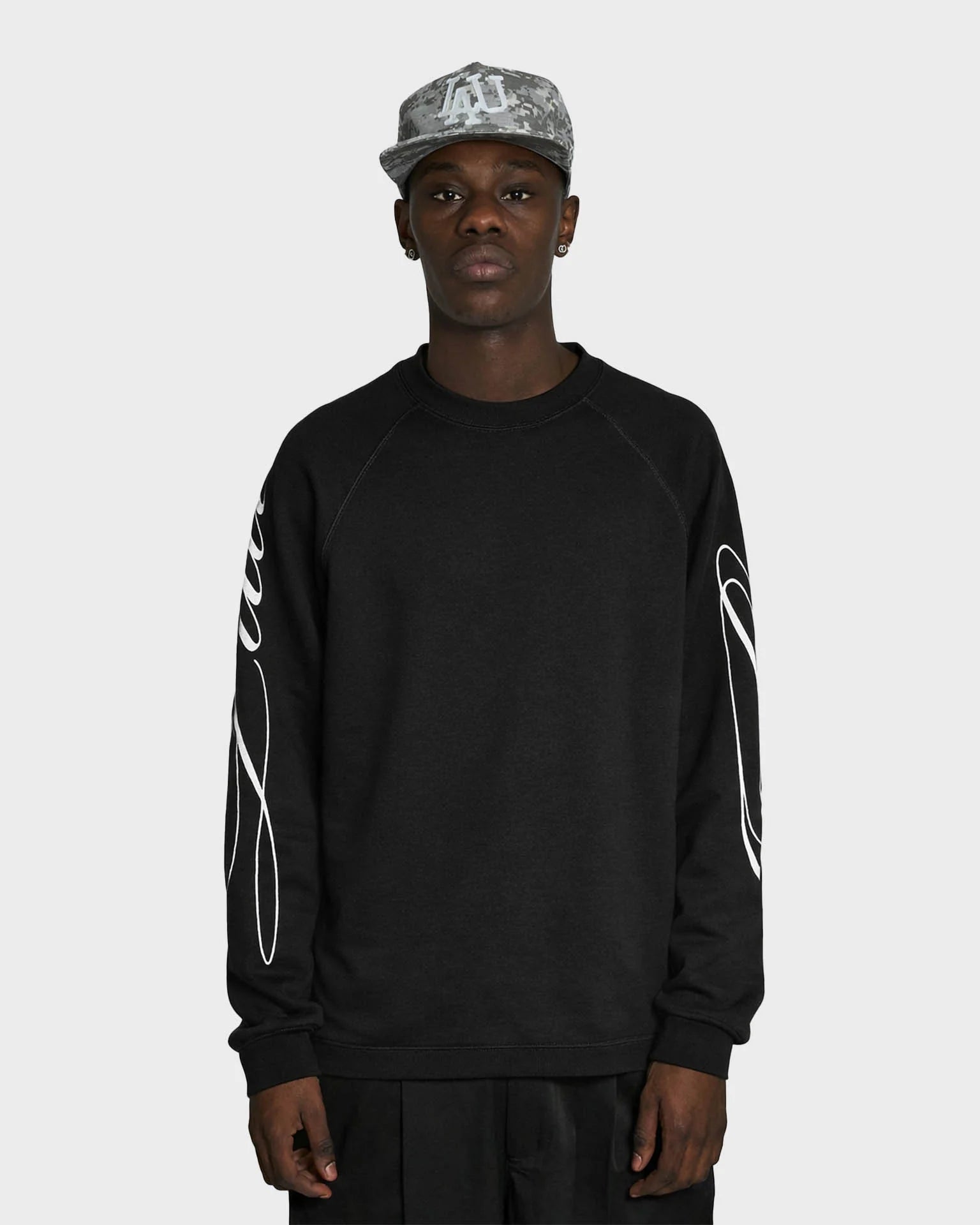 Sort Lau Lau T-shirt med "Loop Waffle LS Tee" print, blød bomuldsstof og afslappet pasform, set fra front.