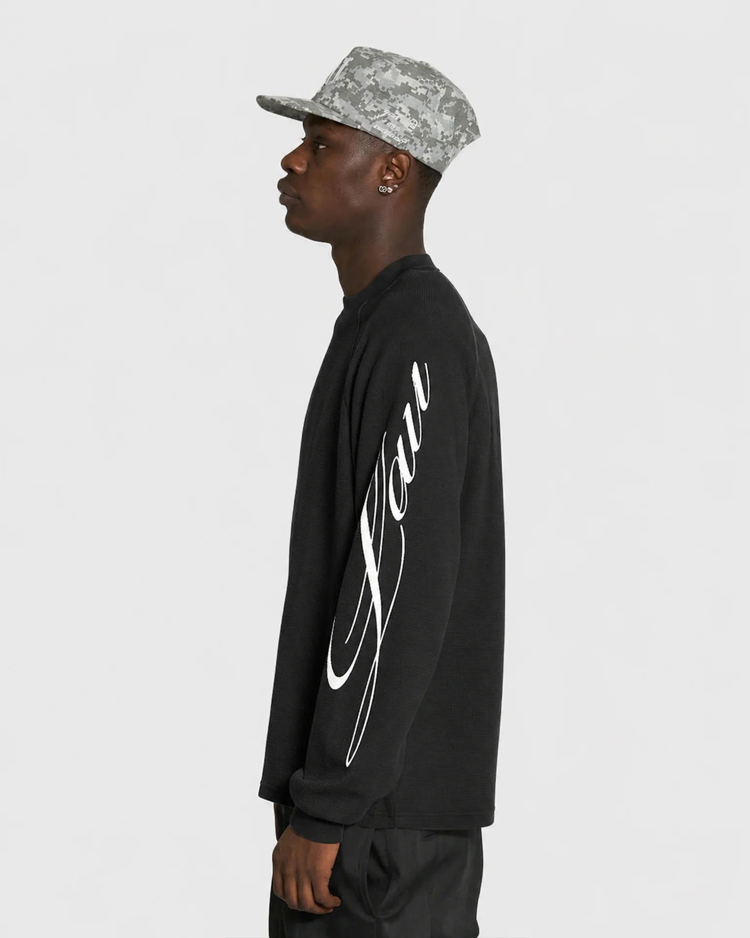 Sort Lau Lau T-shirt med "Loop Waffle" design, langærmet, afslappet pasform, lavet af blødt bomuld.