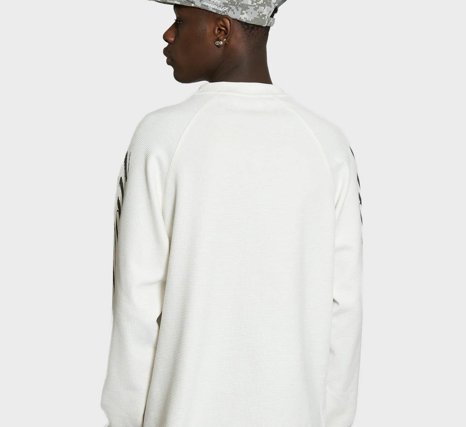 Hvid Lau Lau T-shirt med loop waffle LS TEE-design, afslappet pasform og blødt bomuldsstof, vist på model.