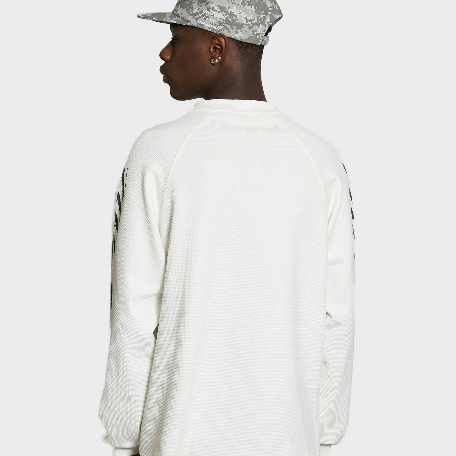 Hvid Lau Lau T-shirt med loop waffle LS TEE-design, afslappet pasform og blødt bomuldsstof, vist på model.