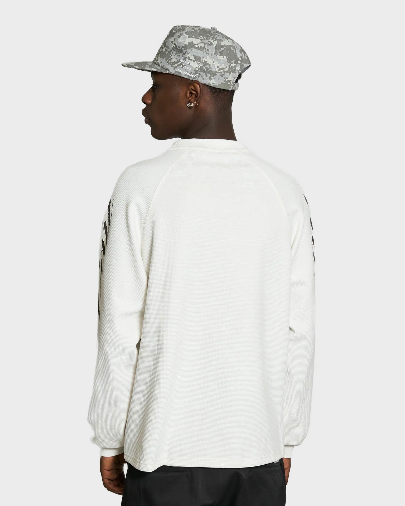 Hvid Lau Lau T-shirt med loop waffle LS TEE-design, afslappet pasform og blødt bomuldsstof, vist på model.