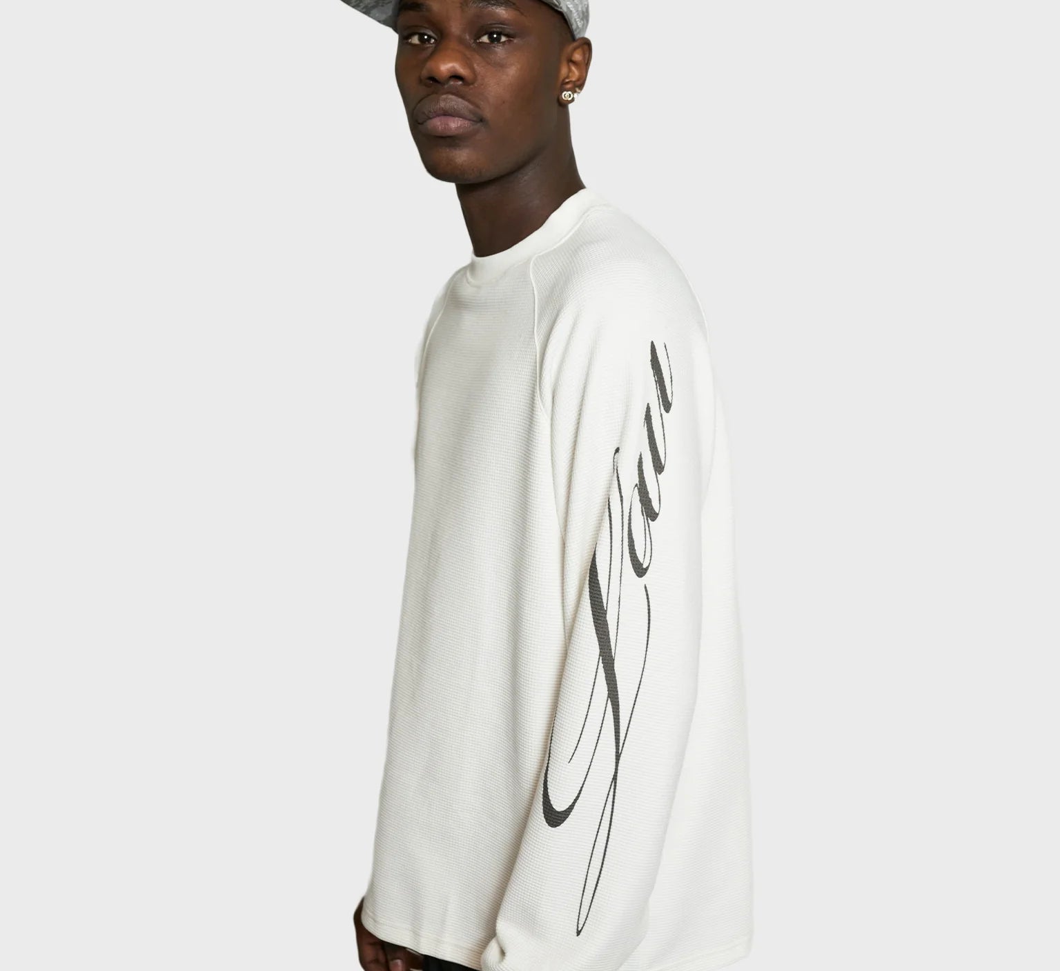 Hvid Lau Lau T-shirt med loopvaffelmønster, afslappet pasform, blødt bomuldsstof, foran vises logo og designdetaljer
