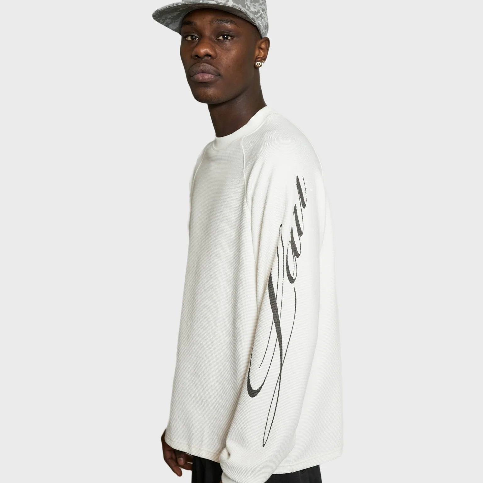 Hvid Lau Lau T-shirt med loopvaffelmønster, afslappet pasform, blødt bomuldsstof, foran vises logo og designdetaljer