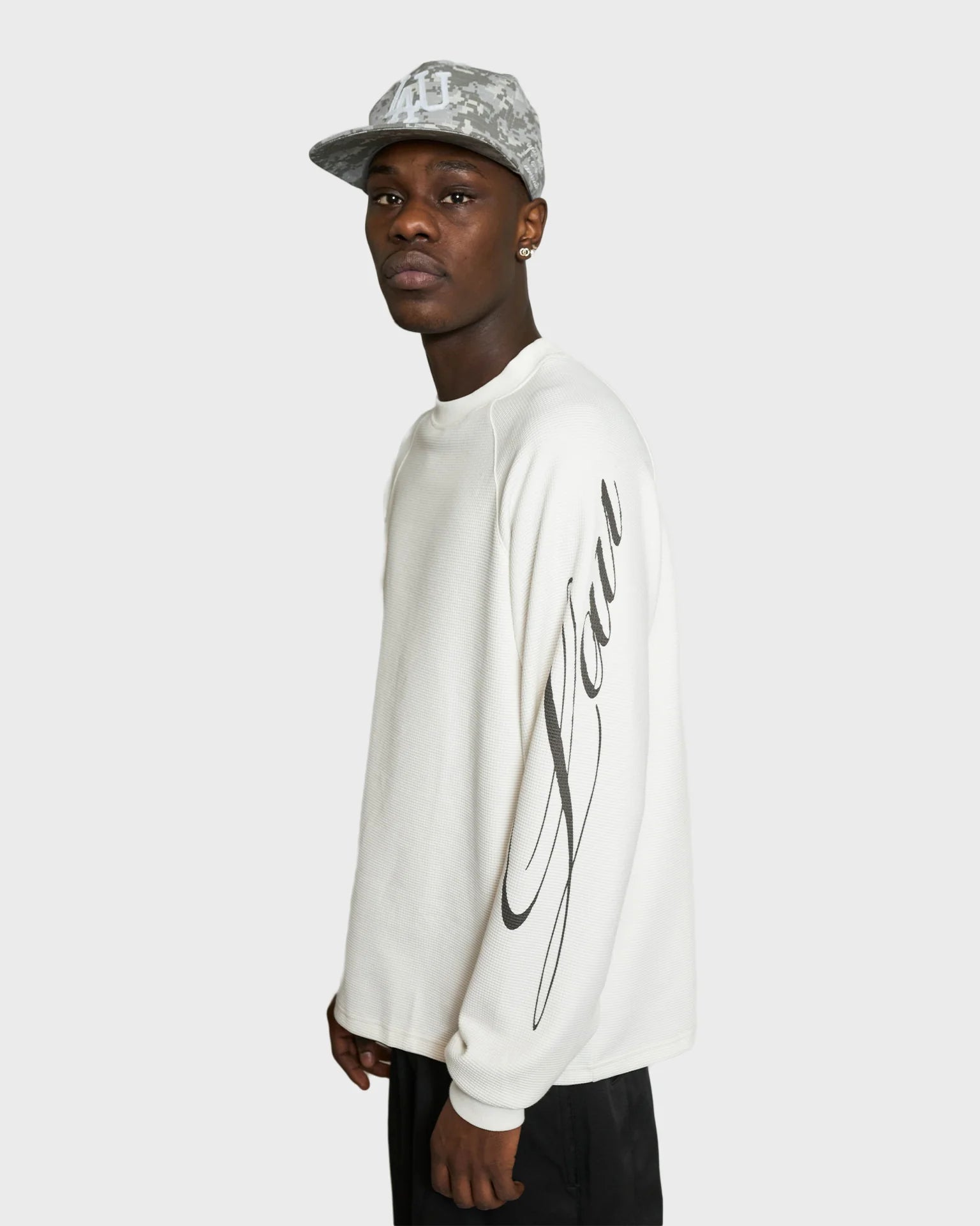Hvid Lau Lau T-shirt med loopvaffelmønster, afslappet pasform, blødt bomuldsstof, foran vises logo og designdetaljer