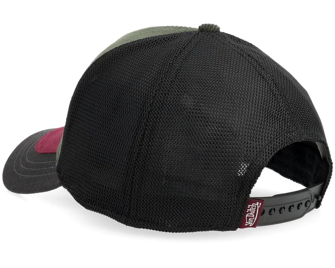 Von Dutch trucker cap med oval patch og skjolddesign i oliven, rød og sort farver, afslappet og stilfuld hovedbeklædning
