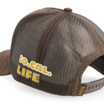 Von Dutch trucker cap i brun med oval patches i ruskind, klassisk cap med justerbart bånd og mesh baginntil.