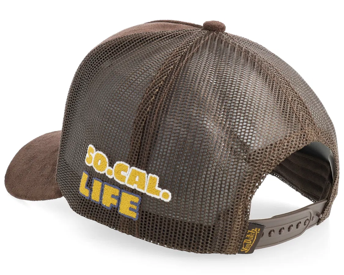Von Dutch trucker cap i brun med oval patches i ruskind, klassisk cap med justerbart bånd og mesh baginntil.