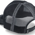 Sort Von Dutch trucker cap med oval patch og syninger, klassisk design i en afslappet stil.