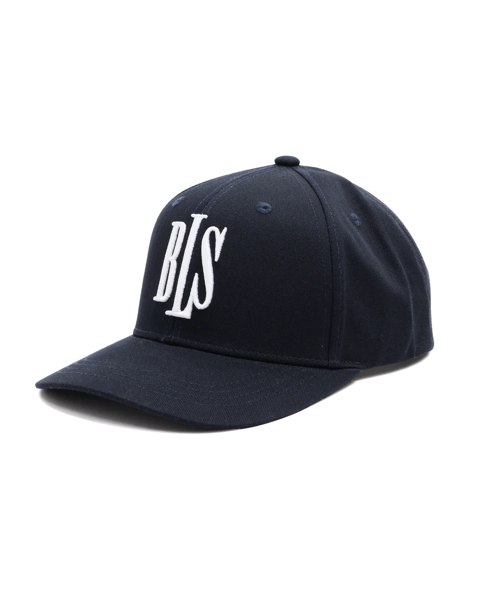 BLS klassisk baseballkasket i mørk navy med hvide detaljer, blødt stof og justerbar rem foran