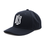 BLS klassisk baseballkasket i mørk navy med hvide detaljer, blødt stof og justerbar rem foran