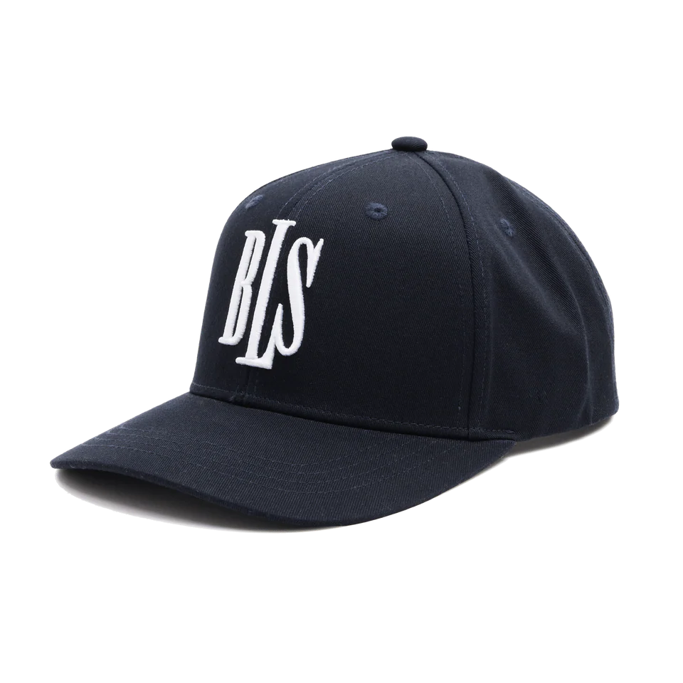 BLS klassisk baseballkasket i mørk navy med hvide detaljer, blødt stof og justerbar rem foran