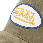 Von Dutch trucker cap i skind med oval patch og olivenfarve, afslappet og stilfuld hovedbeklædning.