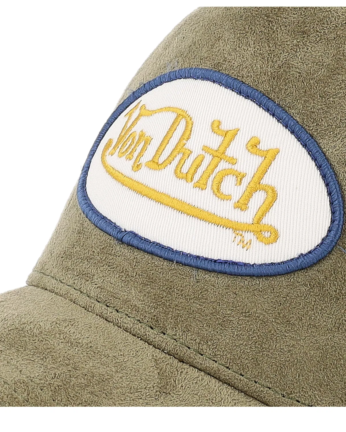 Von Dutch trucker cap i skind med oval patch og olivenfarve, afslappet og stilfuld hovedbeklædning.