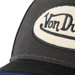 Von Dutch trucker cap med oval patch, skjolddesign i grå, sort og navy, klassisk cap med justerbart bånd.