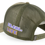 Von Dutch trucker cap i olivengrøn med oval patch i ruskind, komfortabel og stilfuld hovedbeklædning.