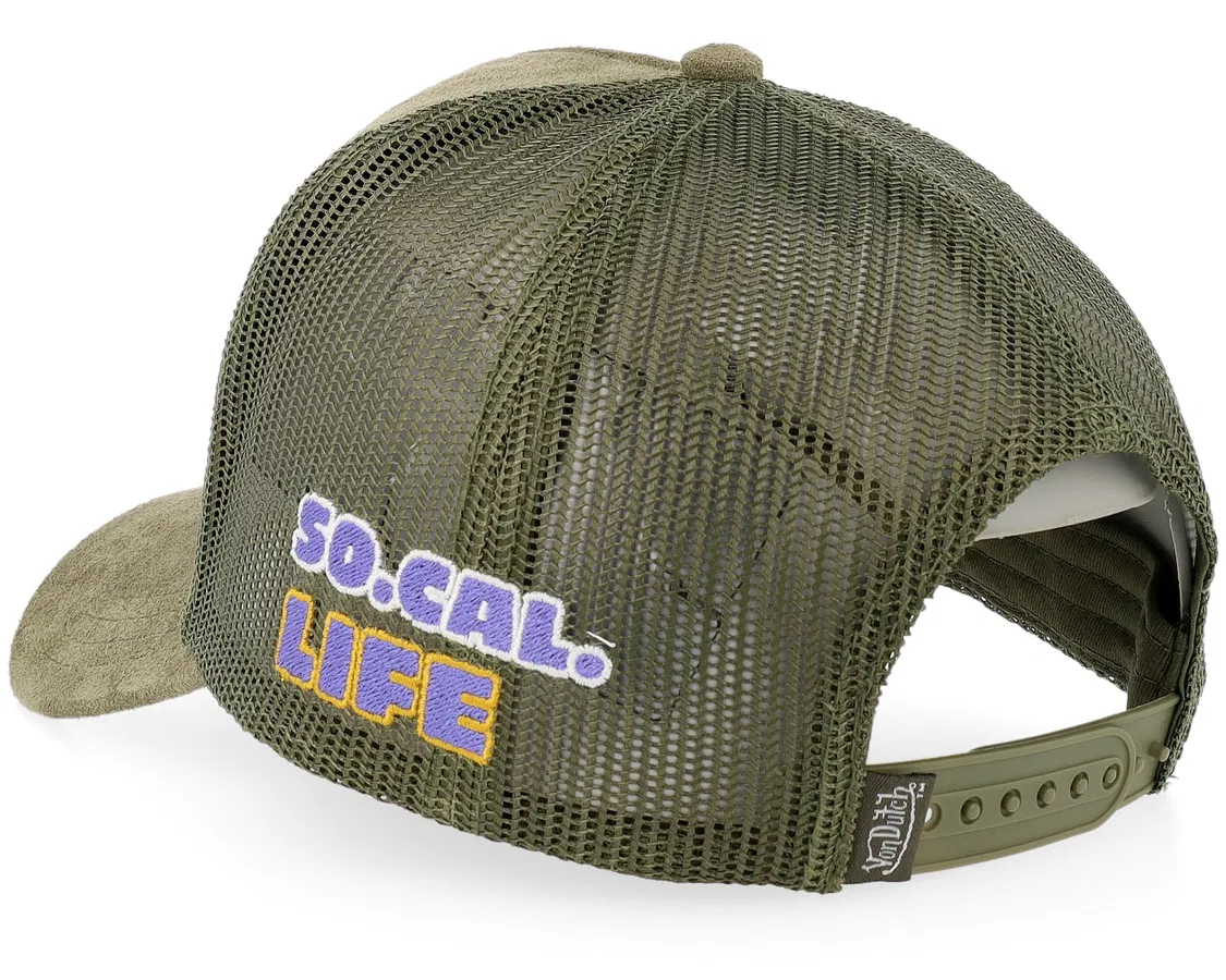 Von Dutch trucker cap i olivengrøn med oval patch i ruskind, komfortabel og stilfuld hovedbeklædning.