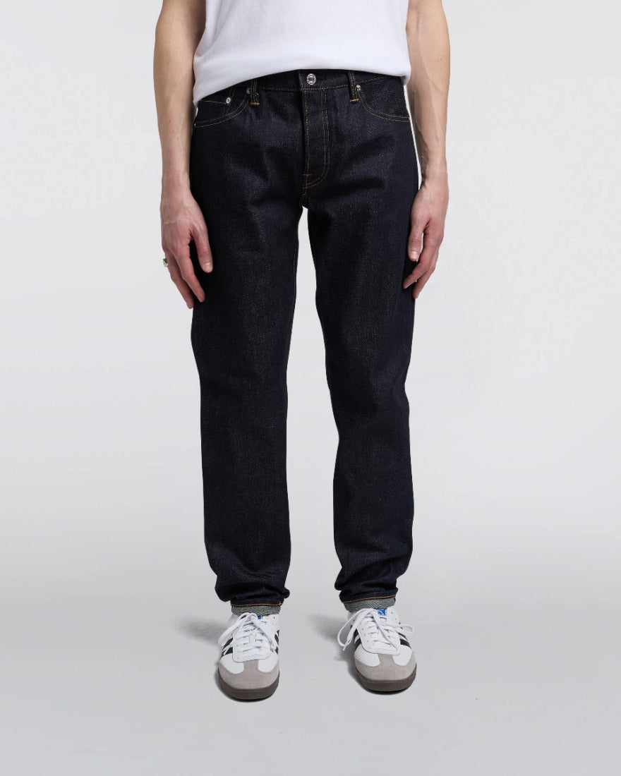 EDWIN Regular Tapered jeans i uvasket blå denim, set forfra