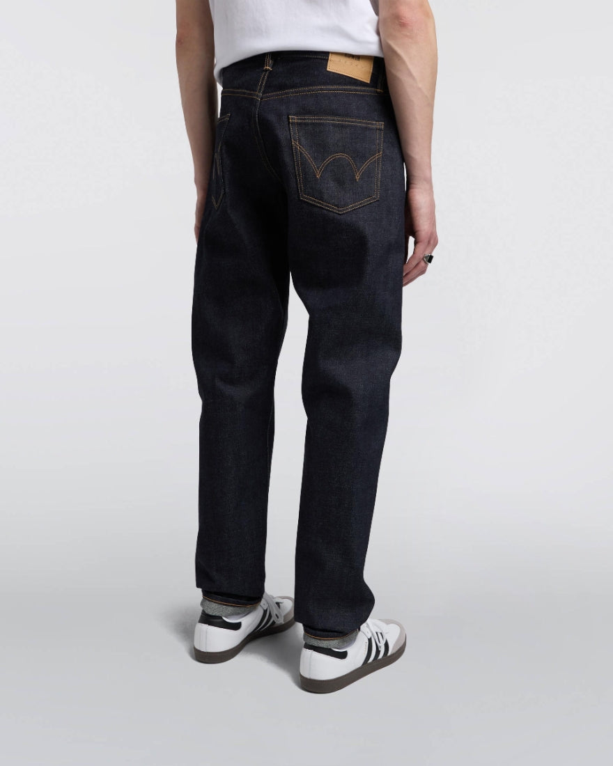 EDWIN Regular Tapered jeans i uvasket blå denim, frontvisning