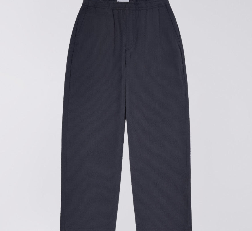 Dark grå EDWIN Edison jeans med klassisk pasform og synlige syninger, vises på billedet.