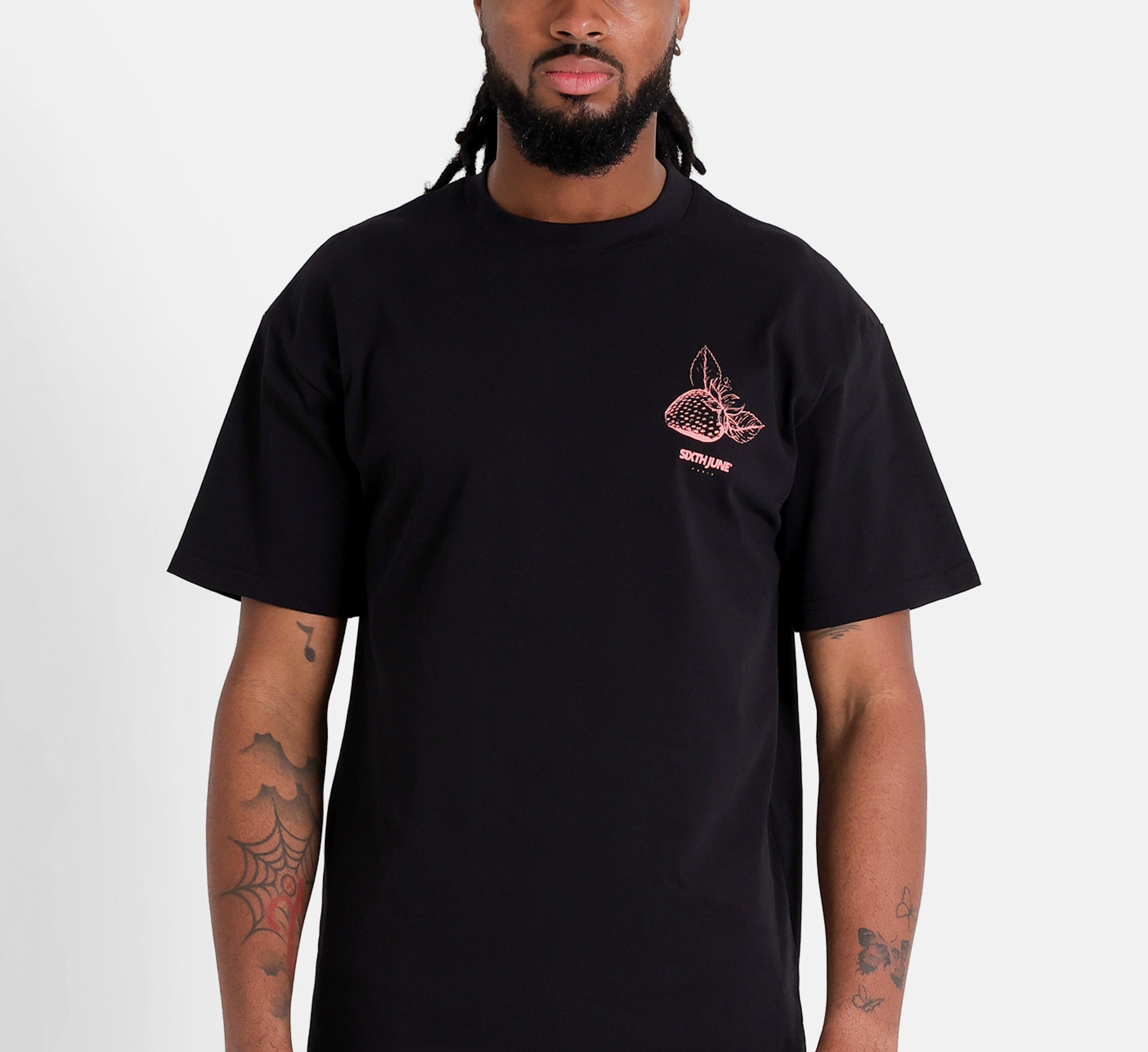 Sort SIXTH JUNE T-shirt med jordbærprint, kortærmet sommer T-shirt med sort farve og frisk mønster.