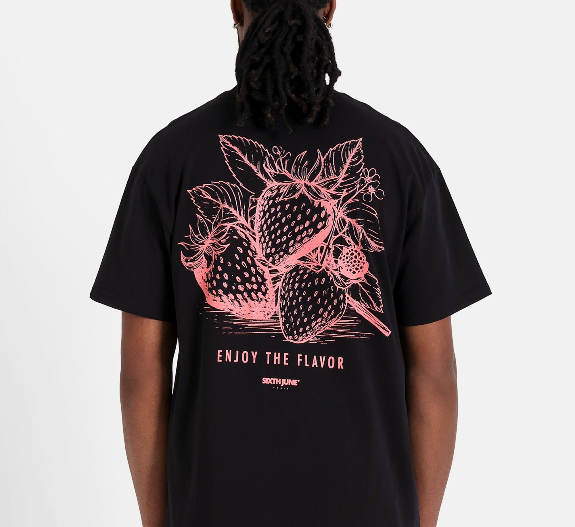 Sort SIXTH JUNE T-shirt med jordbærprint, kort ærme, afslappet stil, vises med blomsterdetaljer og casual look.